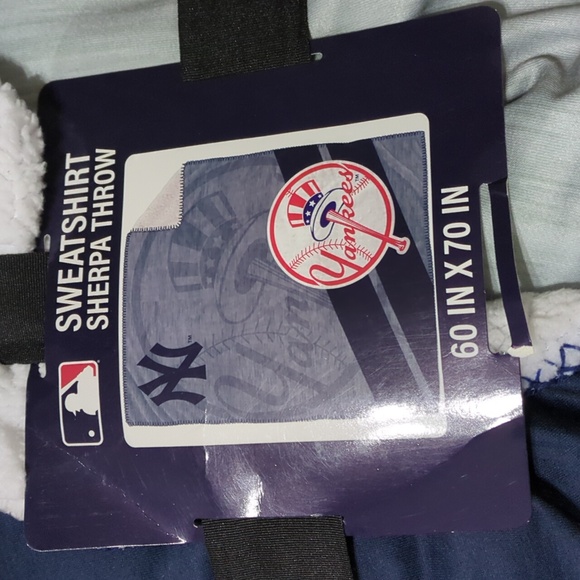 New York Yankees Sweatshirt Sherpa Throw - Picture 2 of 3